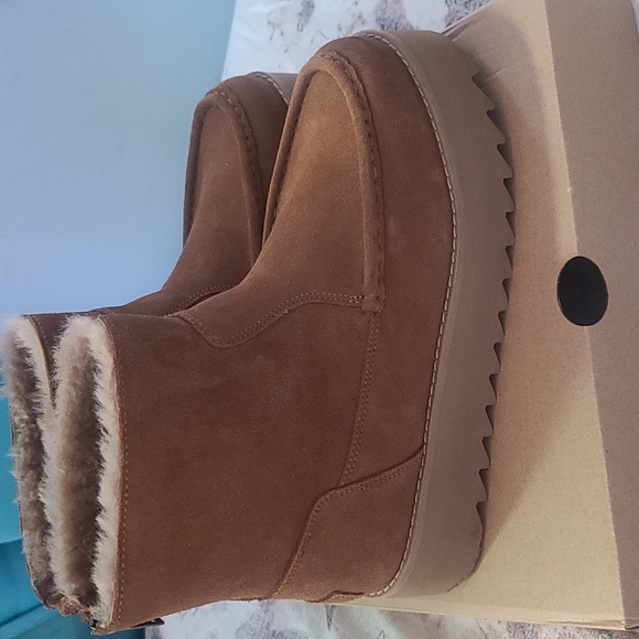 UGG - Picture 2 of 5